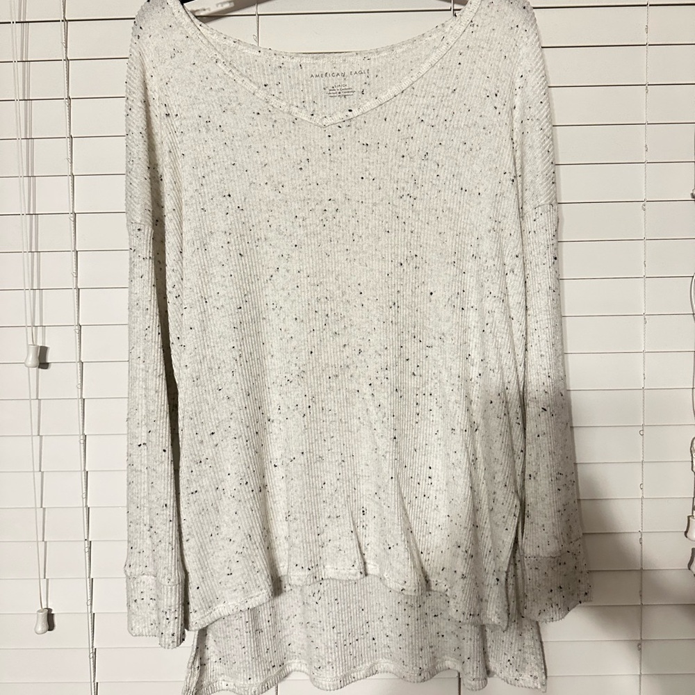 White waffle shirt with marble accent